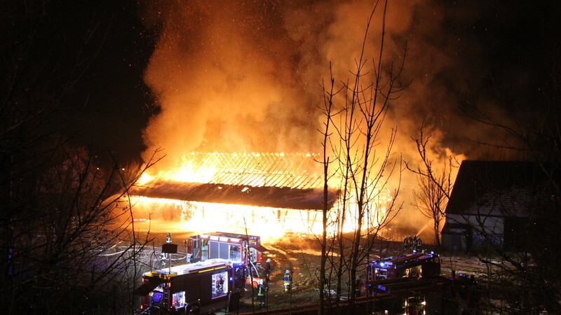 Die Scheune in der Geiselhöringer Straße brannte lichterloh. (Foto: Christian Geist)