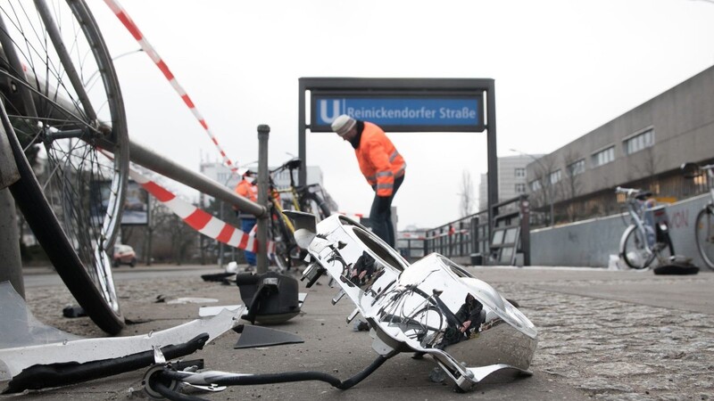 Das Auto krachte gegen den Eingan der U-Bahnstation Reinickendorfer Straße.