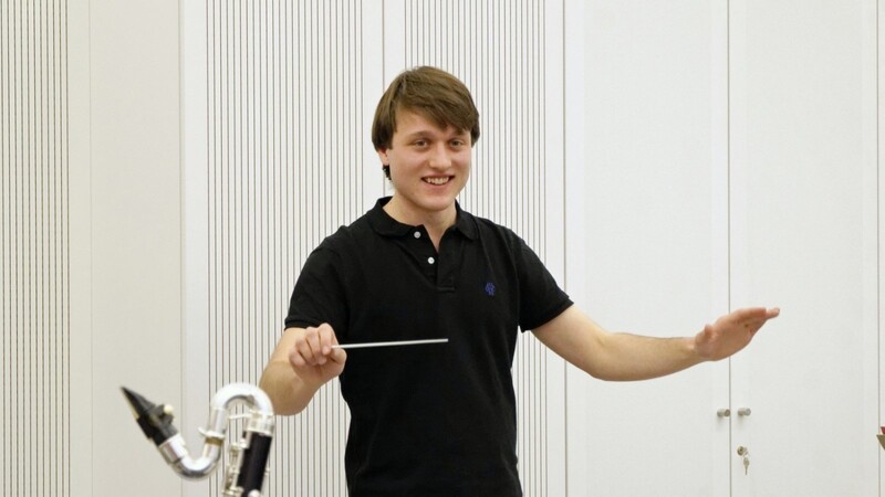 Gerhard Jacobs probt für die Prüfungen seines Studienfachs "Orchesterdirigieren". (Foto: Caroline Ritter)