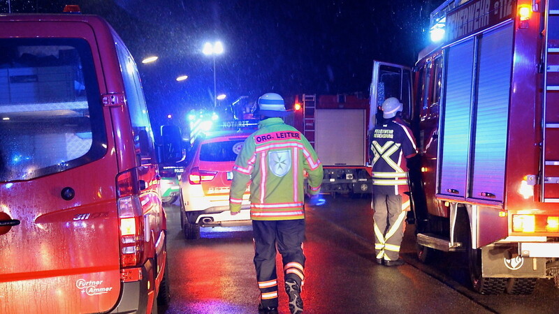 Feuerwehreinsatz kurz vor Mitternacht am Montag im Auweg in Regensburg.
