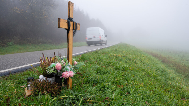 Um Wilderei zu verschleiern, hat der Schütze zwei Menschenleben ausgelöscht. Ein Holzkreuz zum Gedenken wurde am Tatort an der K22 bei Kusel aufgestellt, wo Ende Januar 2022 zwei Polizisten im Dienst getötet wurden.
