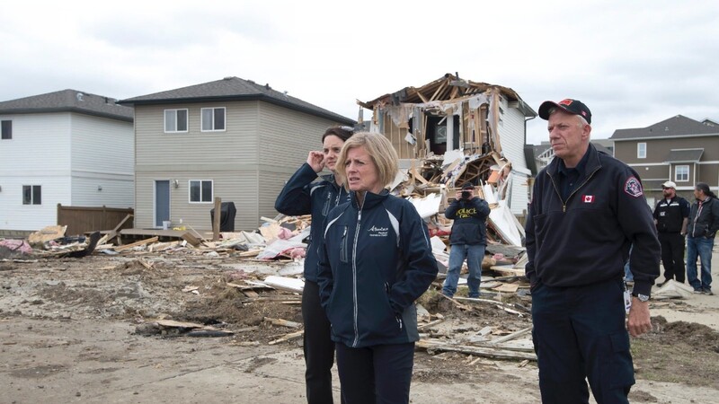 Die Regierungschefin von Kanadas Provinz Alberta, Rachel Notley, ist in die von schweren Waldbränden betroffene Stadt Fort McMurray gereist.