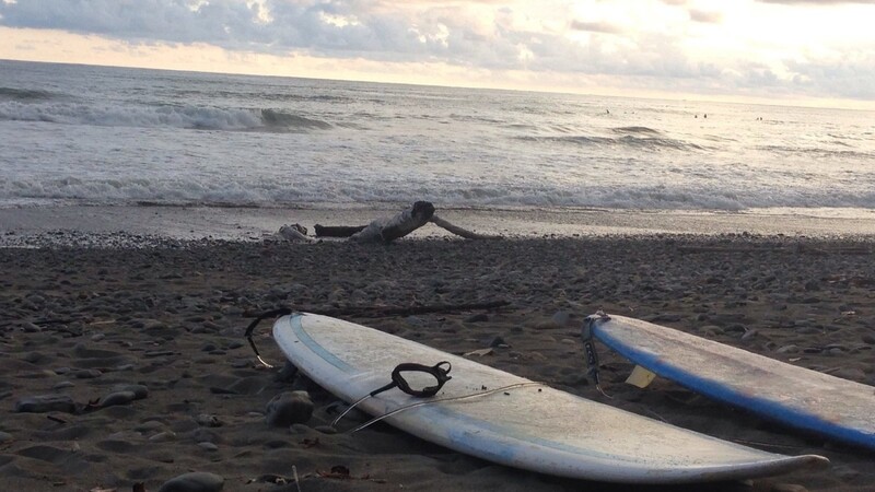 Surfen und anschließend Sonnenuntergänge am Strand genießen - das liebt Luca Stöger an Costa Rica.