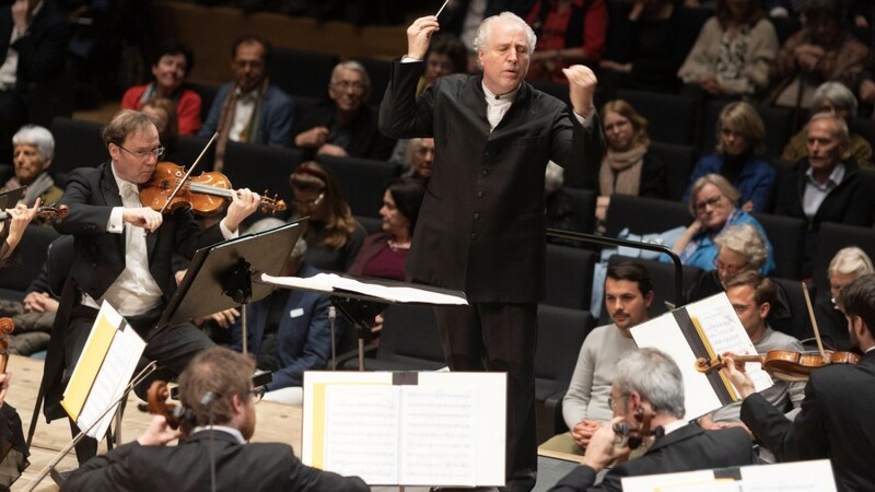 Manfred Honeck dirigiert das BR-Symphonieorchester in der Isarphilharmonie.