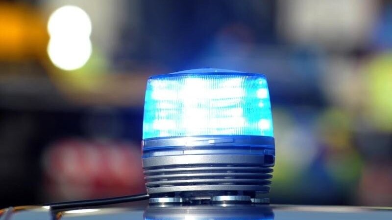 Das Blaulicht eines Streifenwagens der Polizei leuchtet. (Archivbild)