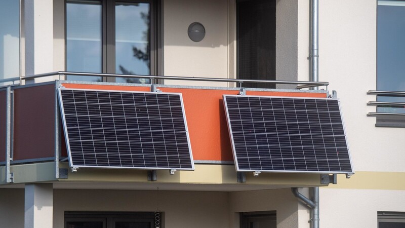 Der fachgerechte Einbau von Solarmodulen für ein sogenanntes Balkonkraftwerk wird künftig von der Stadt bezuschusst.