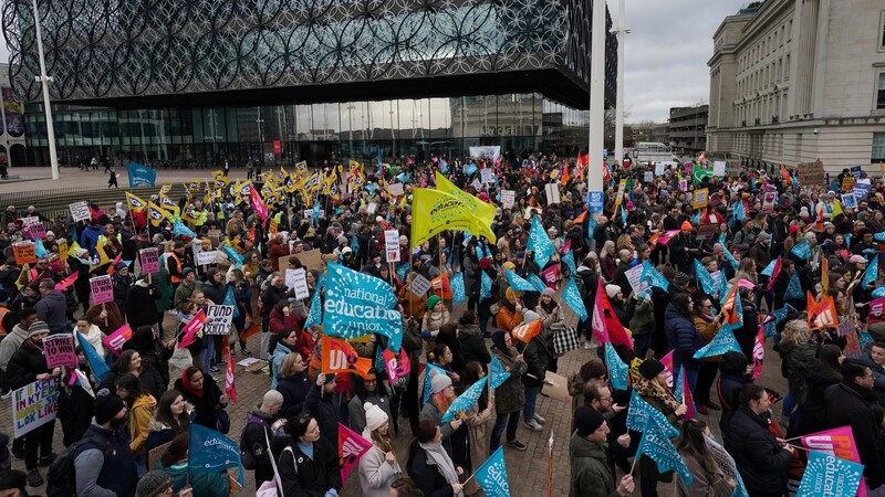 Hunderttausende Lehrer, Lokführer, Beamte, Dozenten und Sicherheitskräfte gingen am Mittwoch in Großbritannien auf die Straße - wie hier in Birmingham. Sie wollen mehr Lohn und bessere Arbeitsbedingungen.