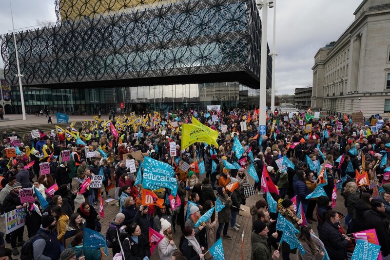 Hunderttausende Lehrer, Lokführer, Beamte, Dozenten und Sicherheitskräfte gingen am Mittwoch in Großbritannien auf die Straße - wie hier in Birmingham. Sie wollen mehr Lohn und bessere Arbeitsbedingungen. 