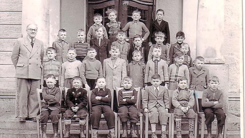 Ein Klassenfoto der Volksschule Landau von 1955: Altbürgermeister Josef Brunner ist in der oberen dritten Reihe als Vierter von links zu finden.