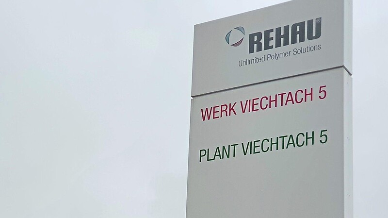 Das Rehau-Automotive-Werk in Viechtach. Als Automobilzulieferer musste man die Produktion teilweise schon gestoppt werden.