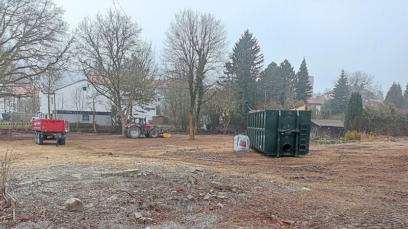 In den nicht mehr verpachteten Heimgärten an der Großen Isar im Niedermayerviertel hat das Wasserwirtschaftsamt Landshut in den vergangenen Wochen vorhandene Hinterlassenschaften entsorgt.