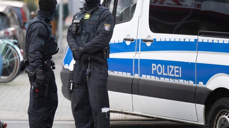 Bei einer Razzia gegen sogenannte "Reichsbürger" stehen Polizisten an einem durchsuchten Objekt in Frankfurt. Die Bundesanwaltschaft hat am Mittwochmorgen mehrere Menschen aus der sogenannten Reichsbürgerszene im Zuge einer Razzia festnehmen lassen. Zahlreiche Beamte seien in mehreren Bundesländern im Einsatz, sagte eine Sprecherin der Karlsruher Behörde.