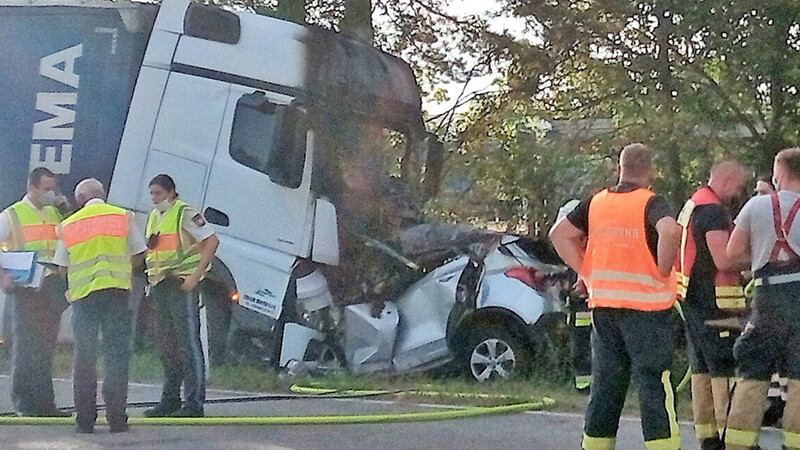 Frontal in den entgegenkommenden Lastwagen gesteuert ist ein 68-jähriger Mainburger, der bei diesem tragischen Verkehrsunfall sein Leben lassen musste.