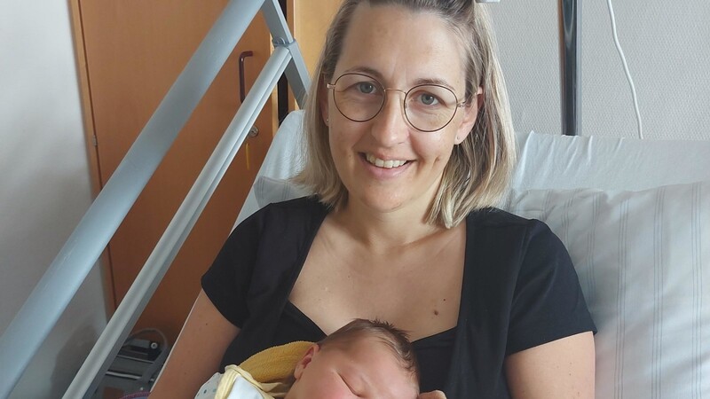 Die kleine Lena Brantl, hier mit Mama Maria aus Miltach, war das erste Osterkind des Jahres 2022.