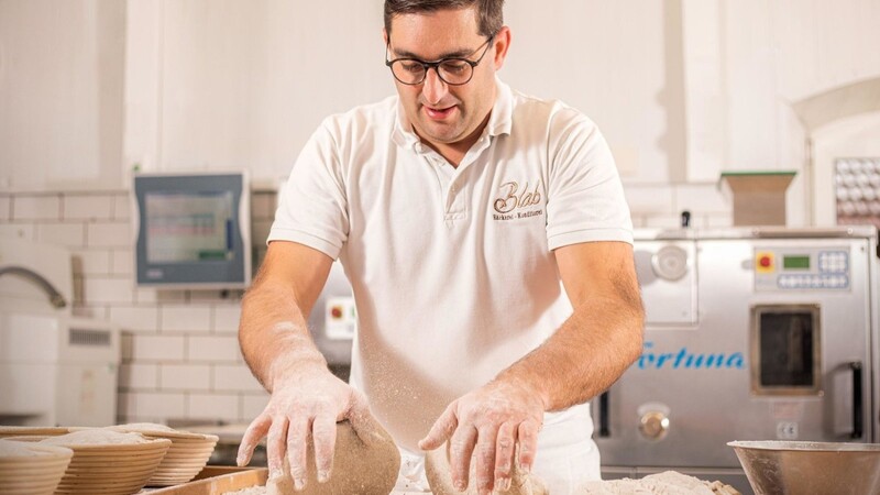 Der Obermeister der Chamer Bäcker-Innung Gerhard Blab backt mit Freude das wichtige Lebensmittel Brot.