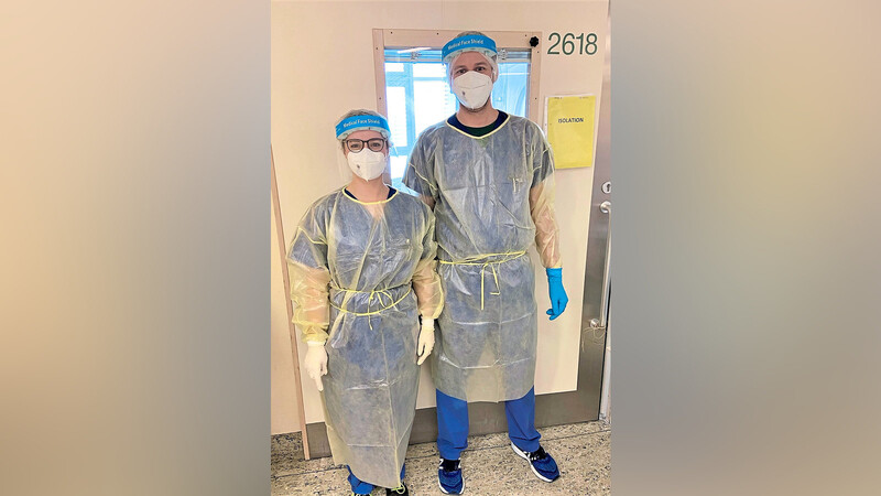 Zwei Pflegekräfte der Intensivstation des Klinikums in Schutzkleidung