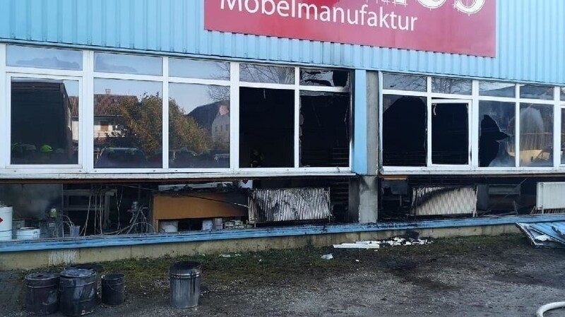 In einem Möbelhaus in Bad Birnbach ist am Freitagnachmittag ein Brand ausgebrochen.