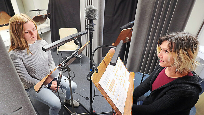 Ella Schulz (links) und Antonia Reidel bei der Aufnahme des neuen Podcasts "Flashback".
