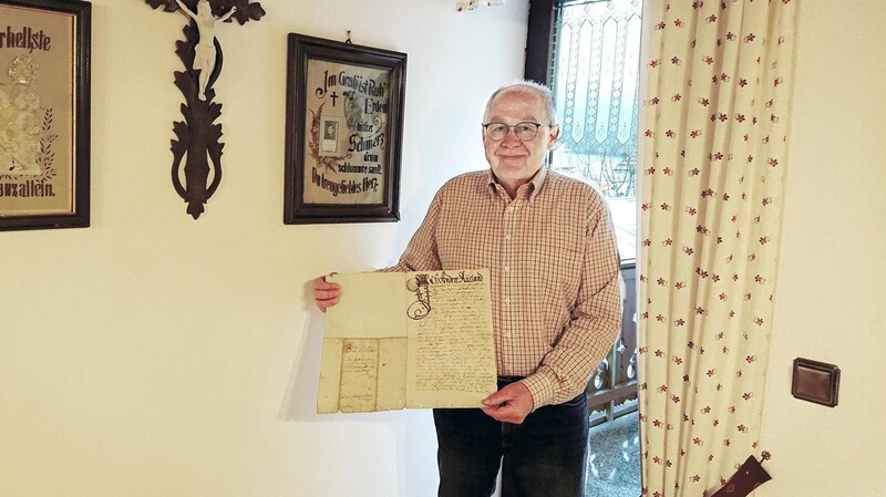 Kreisheimatpfleger Josef Ederer mit einer Original-Urkunde aus Geigant, die von privat zur Verfügung gestellt wurde.
