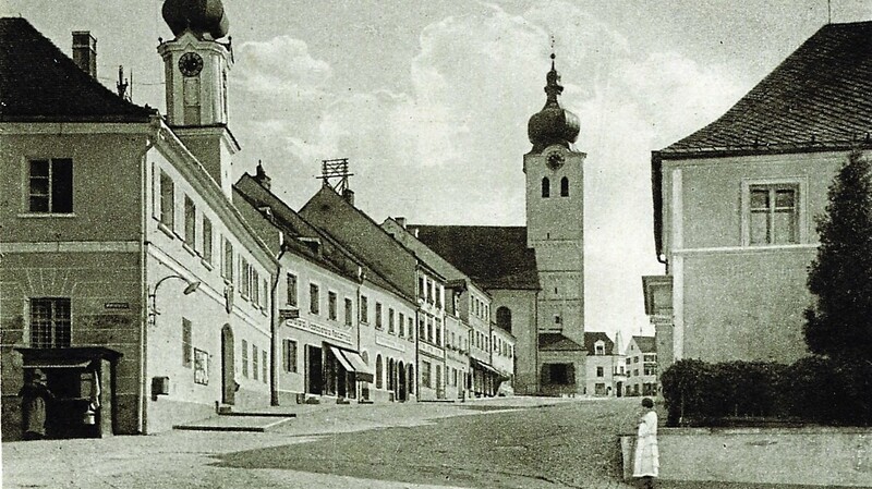 Landau um 1910: Sowohl Kirchturm als auch Rathausturm haben eine elegante Zwiebel als Kuppeldach.