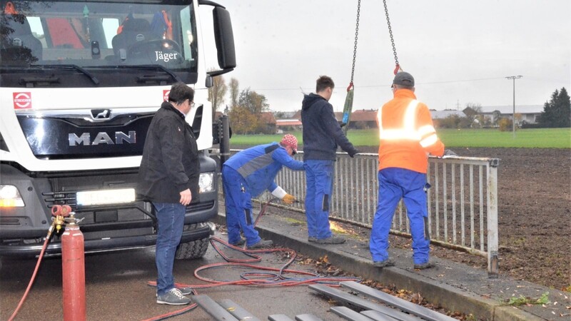 Die umfangreichen Arbeiten beim Einbau der neuen Brückengeländer nahmen drei Mitarbeiter der Firma Max Streicher GmbH & Co. KG aus Deggendorf vor,