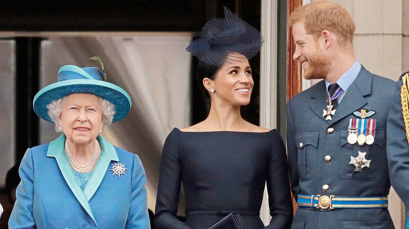 Einst standen Prinz Harry und seine Frau Meghan (M.) noch an der Seite von Queen Elizabeth II. Diese Zeiten scheinen mit dem öffentlichen Schlagabtausch nun endgültig vorbei zu sein.