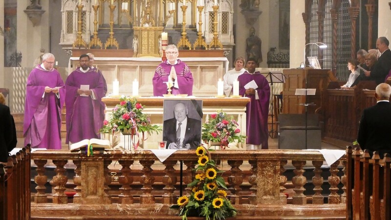 Stadtpfarrer Johannes Hofmann feierte gemeinsam mit Dekan Johannes Plank am Altar die Eucharistiefeier zum Gedenken an Ernst Hinsken.