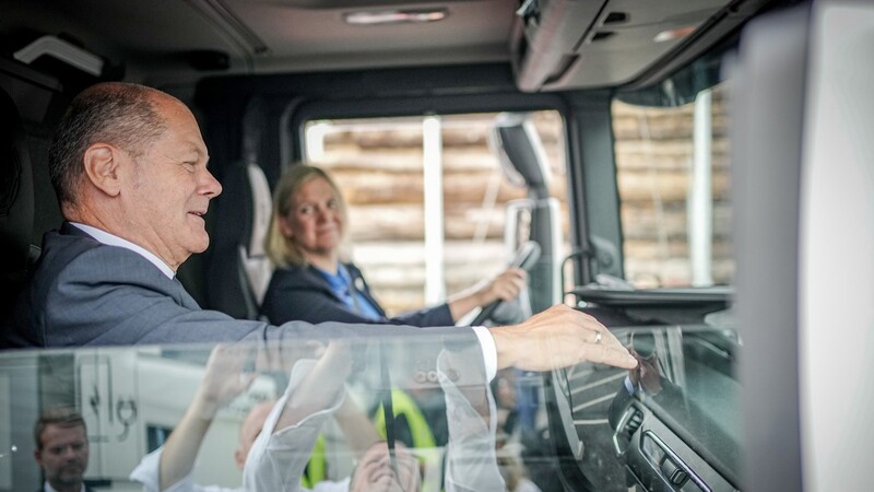 Olaf Scholz bei einer Testfahrt eines elektrisch betriebenen LKWs zusammen mit der schwedischen Ministerpräsidentin Magdalena Andersson. Er wolle Lastwagenfahrer werden, sagt er nach der Fahrt.