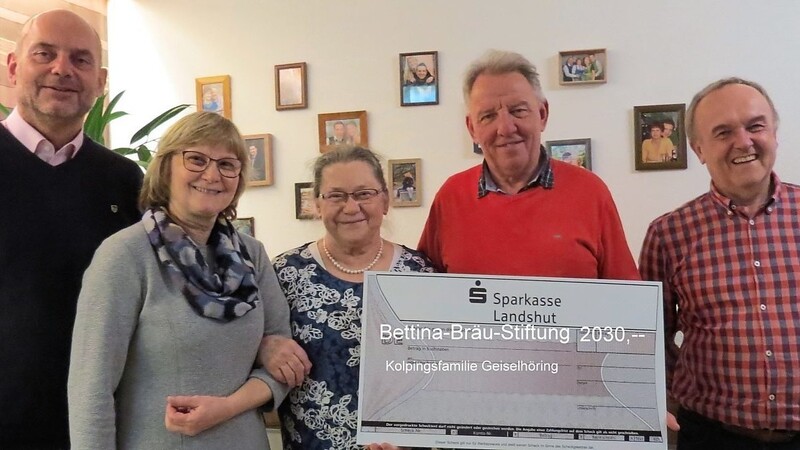 Irmgard Bräu (Mitte) mit (von links) Reinhard Siegrün, Maria Hetzenecker, Günther Hien und Georg Hetzenecker von der Kolpingfamilie Geiselhöring bei Übergabe des symbolischen Schecks.