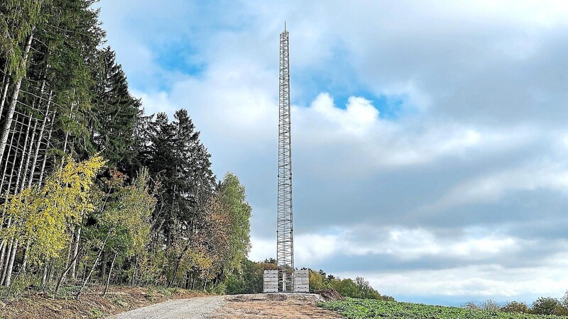 Einen provisorischen Mobilfunkmast hat Vodafone schon einmal am Geißbühl errichten lassen. 2024 soll ein festmontierter 40 Meter hoher Sendemast folgen. :