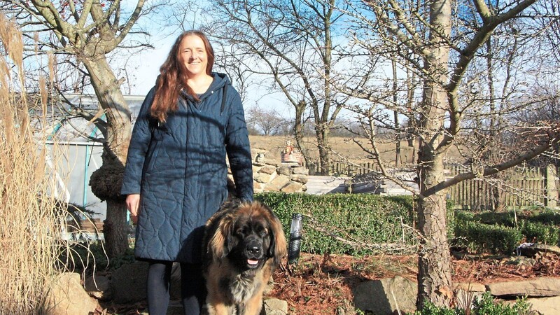 Karin Bucher mit ihrer treuen Begleiterin Amelie: Den Garten hat die ehemalige Bürgermeisterin schon auf Vordermann gebracht