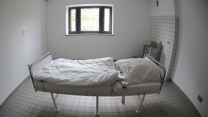 Ein Raum zur Fixierung von Patienten im Bezirksklinikum Straubing.