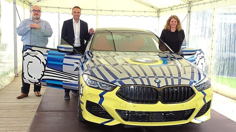 BMW-Pressesprecher Manuel Sattig, Bürgermeister Armin Grassinger und Tourismusreferentin Tanja Wagner (v.l.) am Edititionsmodell.