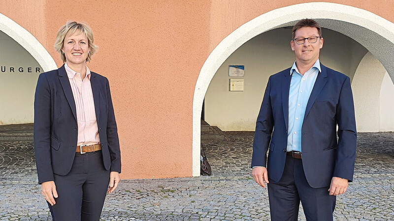 Die weitere Digitalisierung der Mainburger Schulen war ein wichtiges Thema beim Arbeitsgespräch von MdL Petra Högl und Bürgermeister Helmut Fichtner.