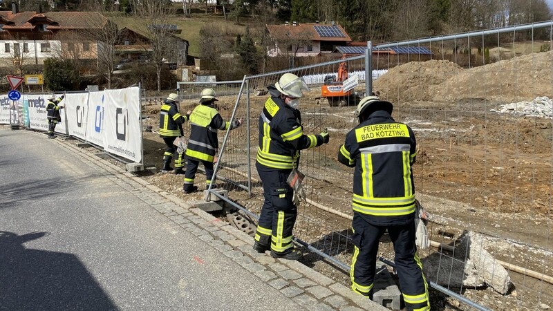 Erneut räumten Aktive der Feuerwehr Bad Kötzting einen Bauzaun von der Fahrbahn.