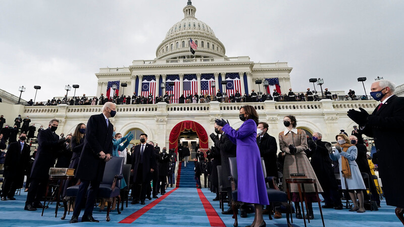 Die Vereidigung des neuen US-Präsidenten Joe Biden (erste Reihe. l.) und Vizepräsidentin Kamala Harris im violetten Mantel fand unter besonderen Sicherheitsvorkehrungen statt - wegen der Corona-Pandemie, aber auch, weil vor zwei Wochen das US-Kapitol gestürmt worden war.