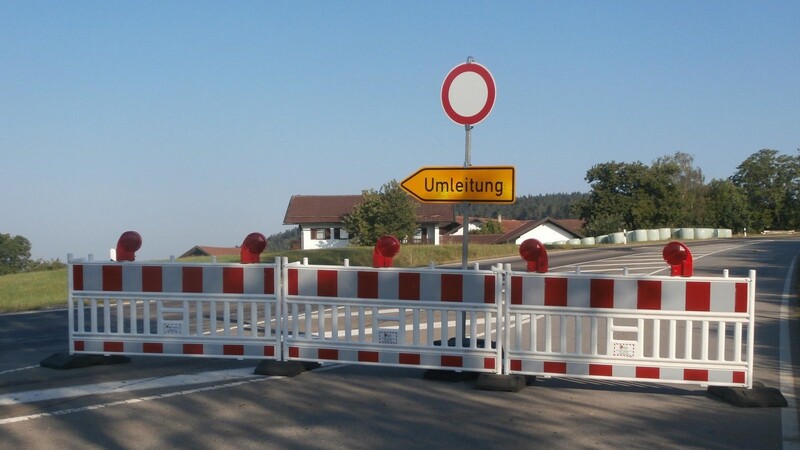 Noch bis Ende nächster Woche ist die B 85 in Richtung Cham gesperrt. Umgeleitet wird bei Unterrubendorf über Kasparzell und Oberndorf.
