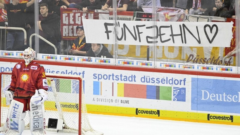 Die Düsseldorfer Fans spielen mit diesem Transparent auf die Negativserie der Kölner Haie an.