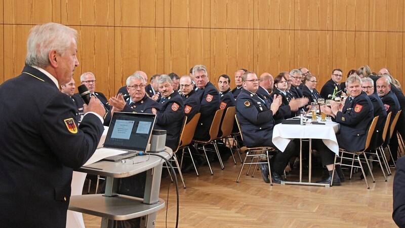 Fredi Weiß, Vorsitzender des Bezirksfeuerwehrverbandes, informierte bei der Tagung in der Rodinger Stadthalle über die Arbeit der Feuerwehren in der Oberpfalz und zeichnete verdiente Mitglieder aus.