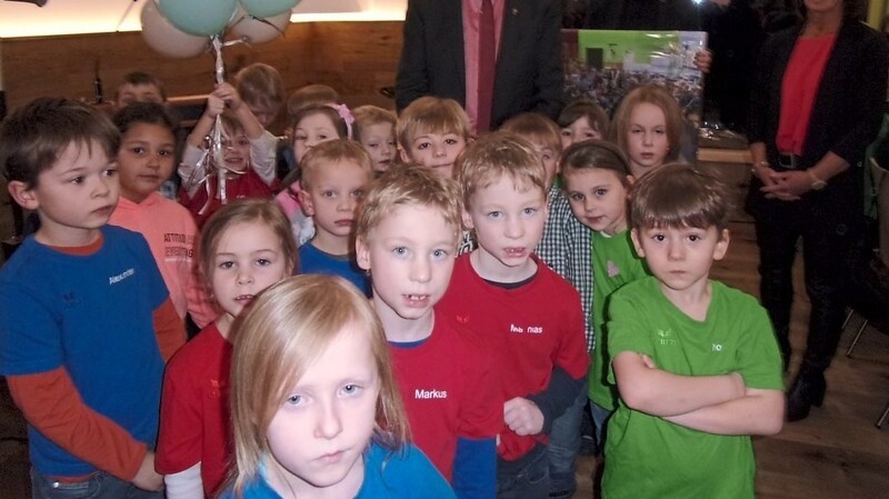 Die Vorschulkinder des Kindergartens erfreuten Pfarrer Ries mit Luftballons, Geburtstagslied und Gedicht.