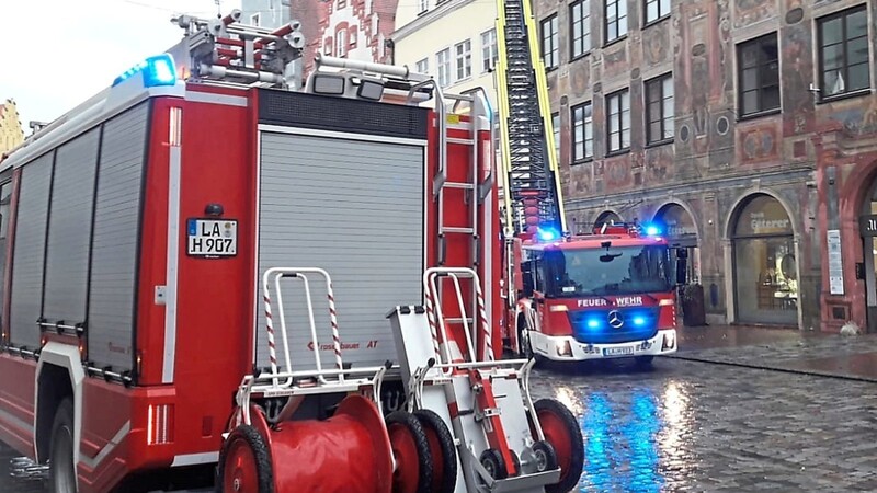 Innenstadt: Beim Bücher Pustet sind die Ziegel locker. Die Feuerwehr muss absperren. Rund 150 Feuerwehrkräfte sind am Montag in Landshut im Einsatz.