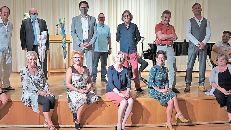 Künstler und Honoratioren feierten gemeinsam im Kapuzinerstadl. Darüber freute sich auch Oberbürgermeister Christian Moser (stehend, 3. v. l.).