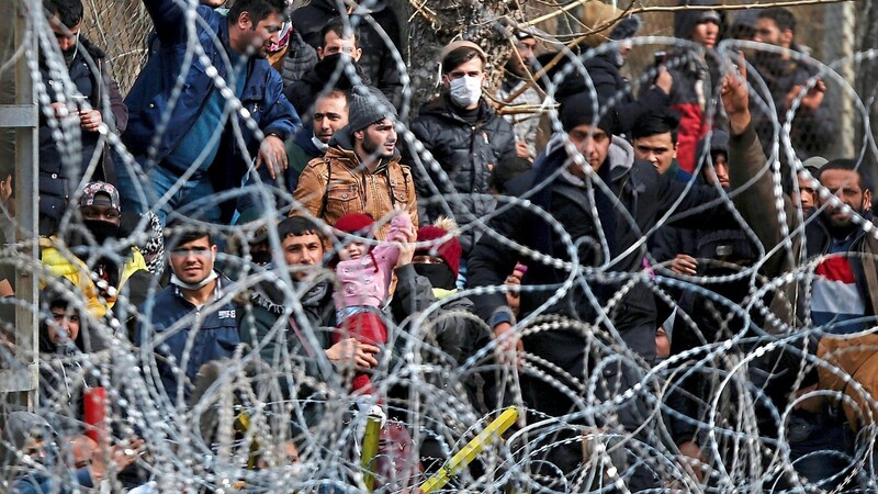 Der Flüchtlingsandrang an der EU-Außengrenze zur Türkei hat Brüssel kalt erwischt.
