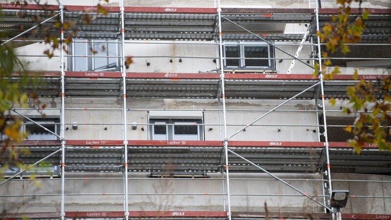 Eine Baugerüst an einem Wohnhaus.