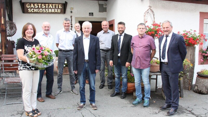 Die sechs geehrten, ehemaligen Mitglieder des Gemeinderats mit Bürgermeister Xaver Gmach und seinen Stellvertretern.