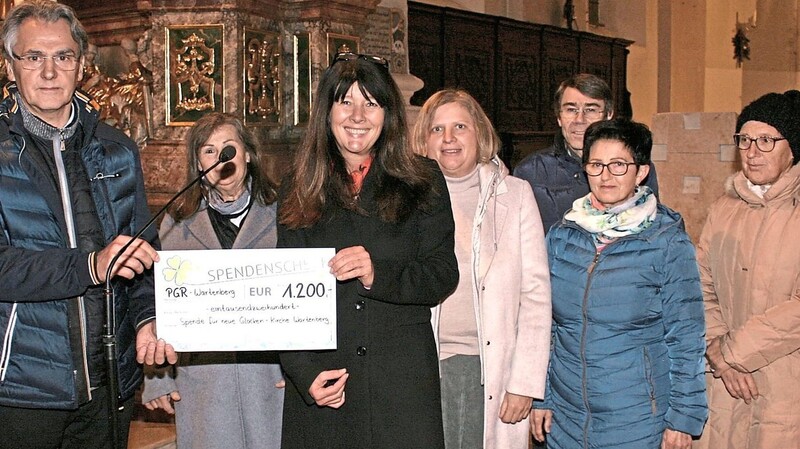 Eine Spende in Höhe von 1200 Euro für neue Glocken überreichte der Pfarrgemeinderat von Wartenberg an Pfarrer Gregor Bartkowski.