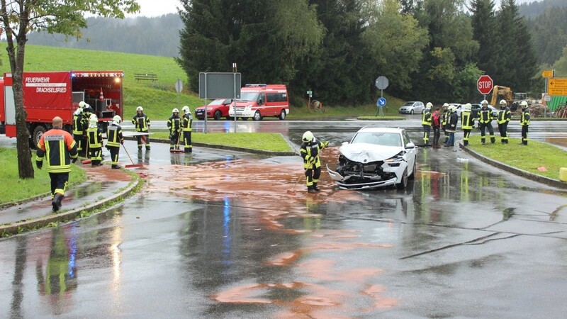 Auf der Kreuzung bei Drachselsried passierte der Unfall. Die Feuerwehren waren schnell vor Ort.
