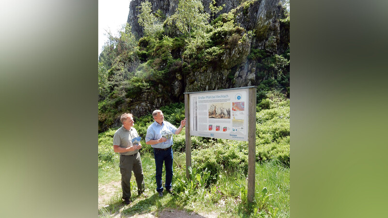 Matthias Rohrbacher (li.) von der Naturpark Umweltstation Viechtach Naturpark-Vorsitzender und Heinrich Schmidt.