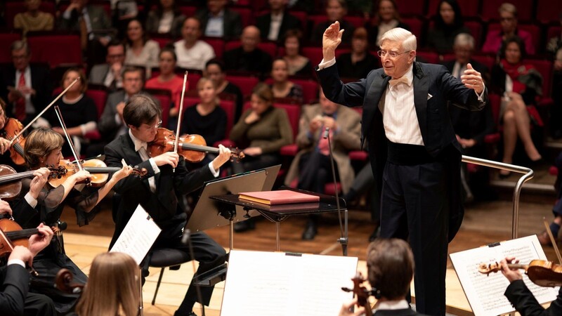 Herbert Blomstedt dirigiert den Chor und das BR-Symphonieorchester im Gasteig.