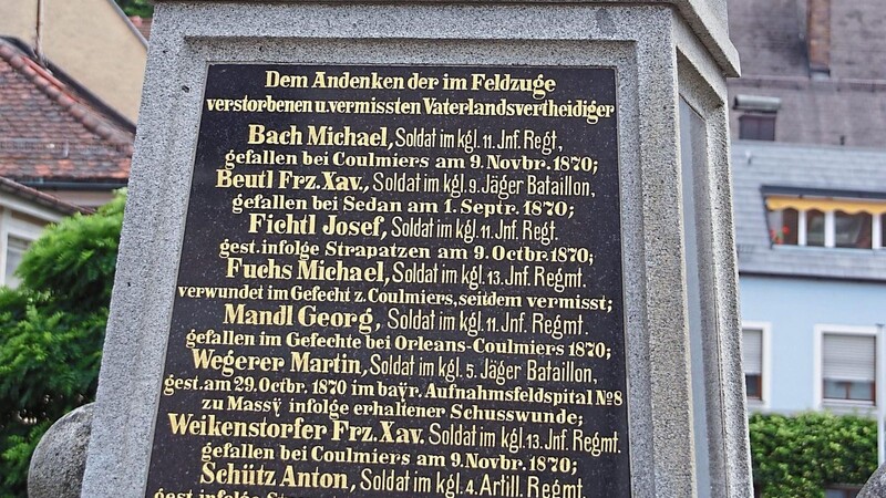Dieses Denkmal im Zentrum der Stadt Wörth erinnert bis heute an acht Soldaten, die 1870 auf dem Schlachtfeld starben. Zwei Soldaten aus Wörth und einer aus Weihern bekamen damals die Tapferkeitsmedaille.